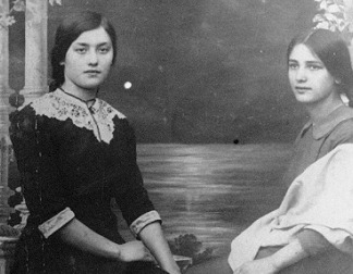 Student Nekhe Runyin, the grocer's daughter, and a friend, Staraya Sinyava, 1910.